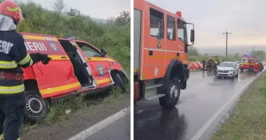 Stire din Eveniment : Accident rutier cu autospecială SMURD implicată. Coliziune cu un autoturism pe contrasens într-o curbă periculoasă