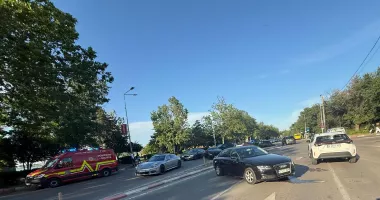 Accident în sensul giratoriu de la intersecția Soveja – Primăverii. Trafic îngreunat în zonă