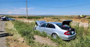 Tamponare la intrarea în localitatea Baia. Două autoturisme sunt implicate