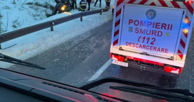 Mașină răsturnată pe drum. O femeie a fost scoasă din autoturismul distrus - 2