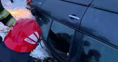 Mașină răsturnată pe drum. O femeie a fost scoasă din autoturismul distrus - 3