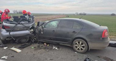 Stire din Eveniment : Accident mortal între două autoturisme și un camion. Trei persoane au decedat în urma impactului