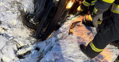 Mașină răsturnată pe drum. O femeie a fost scoasă din autoturismul distrus - 4