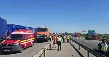 Stire din Eveniment : Cum s-a produs accidentul de pe A1. Greșeala fatală făcută de șoferul TIR-ului aflat în spate