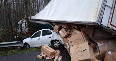 Stire din Eveniment : Accident rutier pe A1. Un autotren s-a răsturnat peste o mașină staționată pe banda de urgență