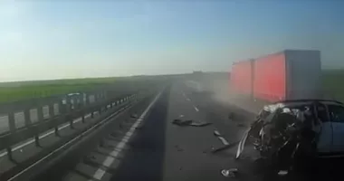 Stire din Eveniment : Accident grav pe autostradă. Un bărbat a murit după ce mașina i-a fost spulberată de un camion