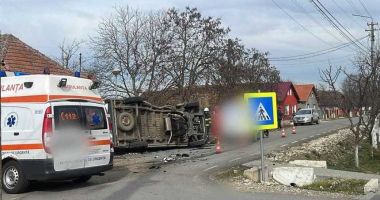 Stire din Eveniment : Accident terifiant între o ambulanță și o mașină de curierat. Trei persoane au fost rănite