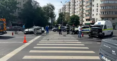 Stire din Eveniment : Ambulanță aflată în misiune, implicată într-un accident grav. Un tânăr a ajuns la spital