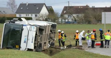 Stire din Actualitate : O liceană de 15 ani moartă şi alţi 20 de elevi răniţi într-un accident de autobuz şcolar