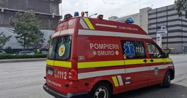 Stire din Eveniment : Ambulanță în misiune, lovită de un șofer imprudent. O persoană rănită