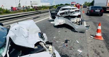 Stire din Eveniment : Trei persoane au ajuns la spital în urma unui accident în care au fost implicate cinci autoturisme