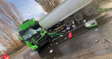 Stire din Eveniment : Cisternă plină cu motorină, implicată într-un accident rutier. Unul dintre şoferi a fost transportat la spital