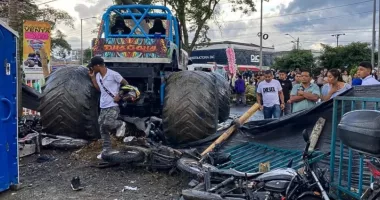 Stire din Actualitate : Scene de coșmar în timpul unui show auto. Vehicul uriaș a lovit spectatorii după pierderea controlului