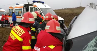 Stire din Eveniment : Șofer mort, pasageri grav răniți! O mașină s-a izbit violent și a luat foc