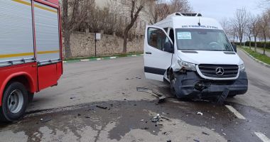Un microbuz și un autoturism s-au accidentat în dreptul localității Sibioara