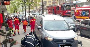 SCENE TERIBILE! O femeie de 70 de ani a fost prinsă sub o maşină, chiar pe trotuar