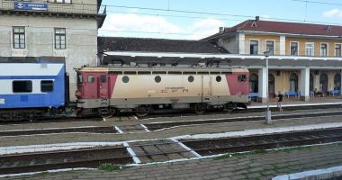 Stire din Eveniment : Accident feroviar provocat de doi angajați CFR drogați! În tren se aflau peste 100 de persoane