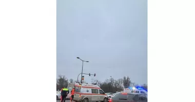 Stire din Eveniment : Accident între o ambulanță SAJ aflată în misiune și un autoturism în zona Gării