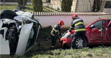 Stire din Eveniment : Accident grav în care au fost implicate două autoturisme. Cinci persoane au fost rănite