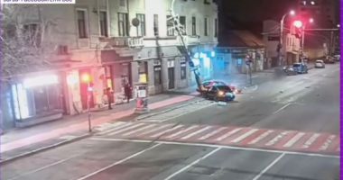 Stire din Eveniment : Accident grav după o șicanare în trafic. Ambii șiferi au ajuns la spital