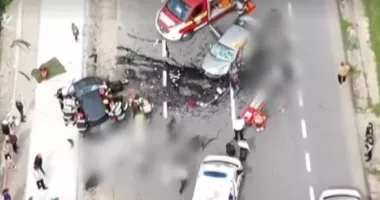 Două mașini distruse într-un accident violent. Șoferii au fost scoși dintre fiarele contorsionate