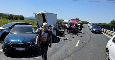 Stire din Eveniment : Carambol pe autostradă. Trei copii şi 11 adulți au fost răniți