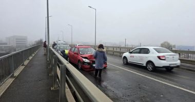 Stire din Eveniment : Accident în lanț din cauza poleiului. 16 mașini implicate