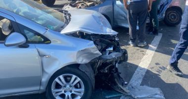 Stire din Eveniment : UPDATE Accident cu două mașini, pe podul de la intrarea în Mangalia. Două persoane au fost transportate la spital