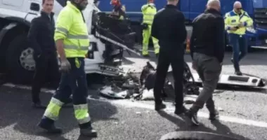 Stire din Actualitate : Impact violent între două TIR-uri. Un camionagiu român de 36 de ani și-a pierdut viața