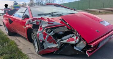 Stire din Actualitate : Un șofer de 83 de ani a scăpat miraculos după ce a făcut praf un Lamborghini într-un accident