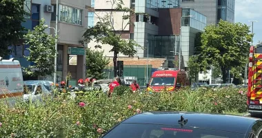 Accident rutier pe bulevardul Mamaia din Constanța. Două autoturisme au fost implicate