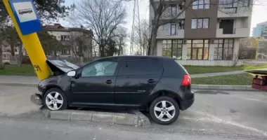 Stire din Eveniment : Accident în Mamaia. Mașină făcută praf după ce a intrat într-un stâlp