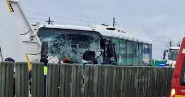 Stire din Eveniment : Accident grav între un microbuz cu 43 de persoane şi o autobasculană. Şapte persoane au ajuns la spital