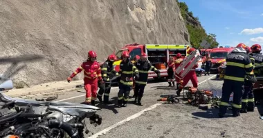 Stire din Eveniment : Accident cumplit pe DN6. O persoană a murit, iar alte trei au fost rănite după impact