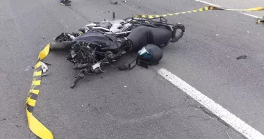 Tragedie pe șosea. Un motociclist de 26 de ani și-a pierdut viața după impactul cu un tramvai