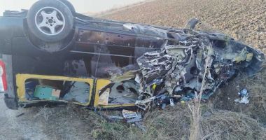 Stire din Eveniment : Accident grav între un microbuz şi o autoutilitară. Opt personae au fost implicate