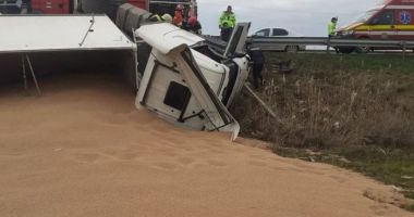Stire din Eveniment : Două camioane încărcate cu cereale lovite de tren în Port Agigea