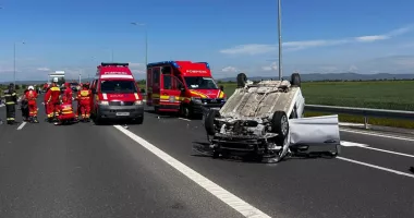 Stire din Eveniment : Un șofer beat a provocat un accident grav în lanț. Patru răniți și trafic paralizat complet
