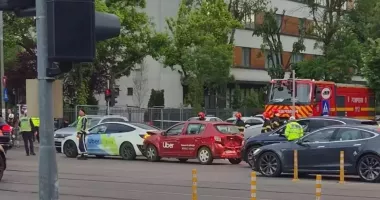Stire din Eveniment : Alexandru Rafila, implicat într-un accident cu patru mașini. O persoană a ajuns la spital