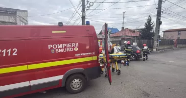 Stire din Eveniment : Accident grav. Soția a rămas blocată în mașină după ce bărbatul a pierdut controlul