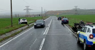 Stire din Eveniment : Accident rutier între Palazu Mic și Popasul Tașaul. O mașină s-a răsturnat