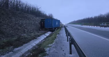 Stire din Eveniment : Șofer blocat în cabina de tir după un accident pe Autostrada A2