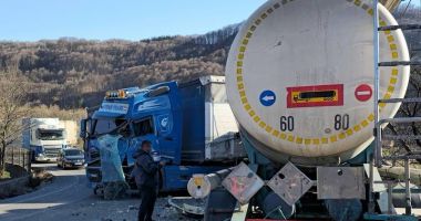 Stire din Eveniment : Accident dezastruos între două TIR-uri şi o cisternă. Traficul, complet blocat