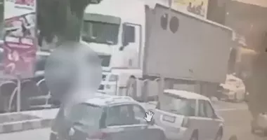 Stire din Eveniment : O femeie de 60 de ani a fost prinsă sub roțile unui TIR și a supraviețuit, dar și-a pierdut ambele picioare