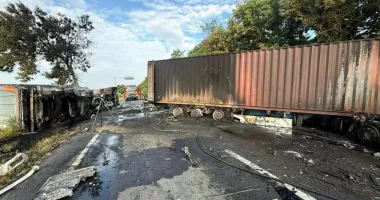 Două camioane s-au ciocnit frontal și au ars ca niște torțe. Doi șoferi au fost răniți