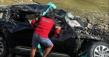 Stire din Eveniment : Bărbat mort după ce a sărit cu mașina într-o prăpastie de 200 de metri, pe Transalpina