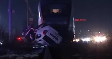 Stire din Eveniment : Impact devastator. Un bărbat de 30 de ani, grav rănit după ce mașina sa a fost lovită de tren