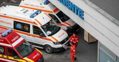 Stire din Eveniment : Impact violent la o trecere de cale ferată. O mașină a fost lovită în plin de tren