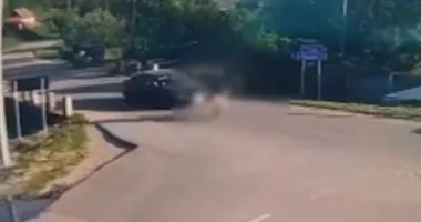 Două fetițe pe trotinetă au fost spulberate de o mașină într-o intersecție