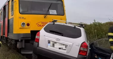 Stire din Eveniment : Tragedie pe calea ferată. Șoferul unei mașini a murit după ce autoturismul a fost lovit violent de un tren